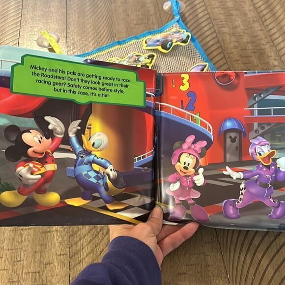 Disney 🏰🐭 Junior Bath 🛀 Time Water 💦 Book 📕 Race Car 🏎️ Suction Cups🛥️ 2! - Picture 10 of 17